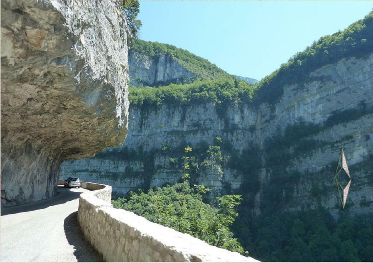 Okami Du Vercors Saint-Laurent-en-Royans Экстерьер фото